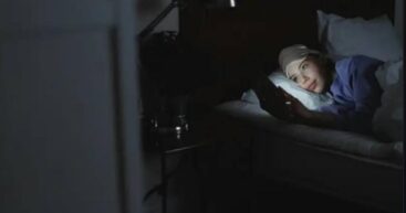 Залипание в телефоне перед сном разрушает организм