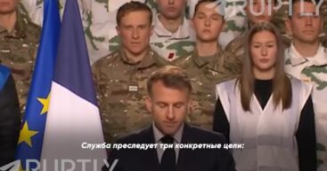 В Сети обсуждают видео, на котором французский военнослужащий покидает сцену во время выступления Макрона