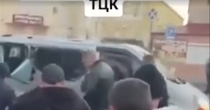 Одесситы освободили мобилизованных: жители разбили автобус ТЦК и помогли «бусифицыровым» сбежать