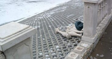 Вандализм в парке на Рышкановке: повреждено ограждение и разбиты фонари