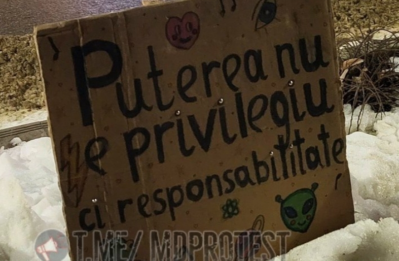 «Музыка вместо лозунгов»: Участники рейва вышли с протестом к зданию МВД