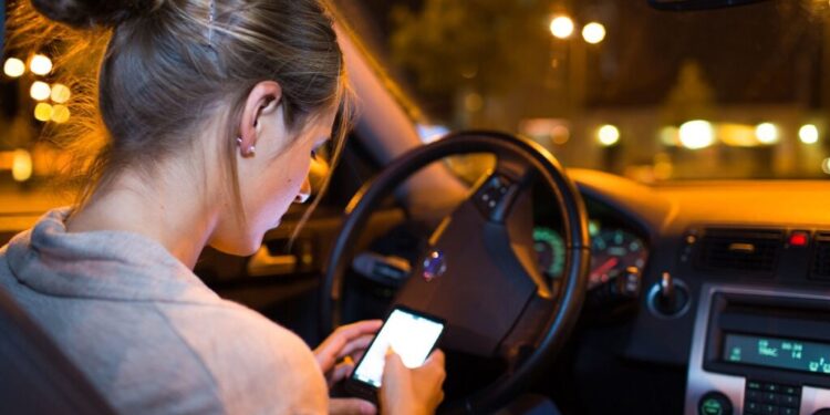 Штраф до 600 леев за использование телефона во время управления автомобилем. Полиция усиливает проверки