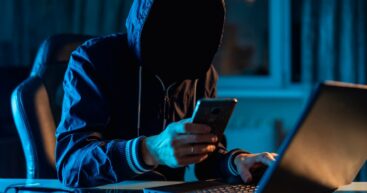 В Сингапуре интернет-мошенников теперь будут пороть розгами