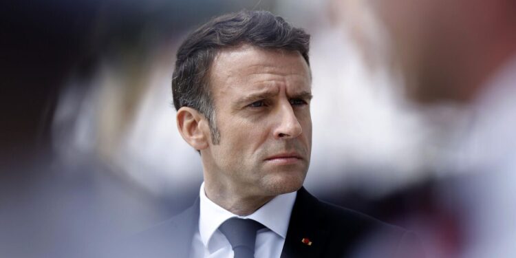 Президент Макрон не попал в топ-50 популярных политиков Франции