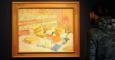 Картину Ван Гога «Стопки парижских романов и розы в стакане» продали на аукционе в США за 62,7 млн долларов