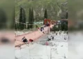 В Китае оборвался подвесной мост прямо под ногами туристов: есть много погибших и раненых