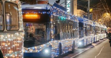 В мэрии Кишинёва показали украшенный к Новому году общественный транспорт