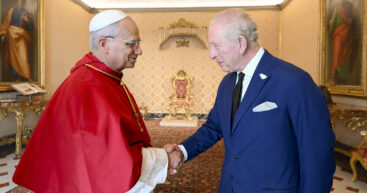 Карл III стал первым с 1534 года правящим королём, который помолился с Папой Римским