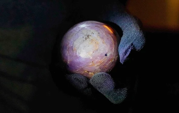 В Шри-Ланке представили крупнейший в мире сапфир весом 3,5 тыс. карат