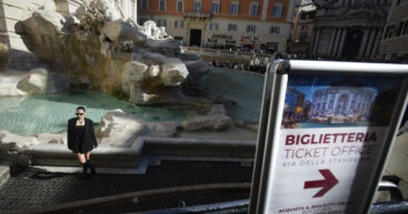В Риме введут плату за бросание монет в фонтан Треви
