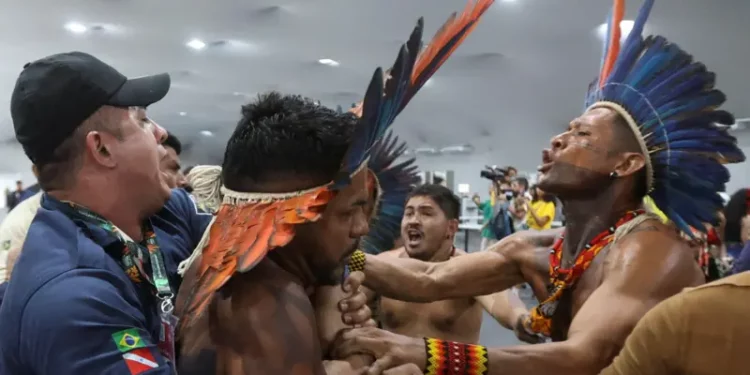 Представители коренных народов Амазонии прорвались на климатический саммит в Бразилии, требуя остановить вырубку лесов