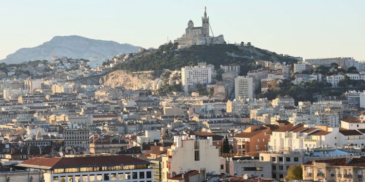 Франция 2025: Крупные компании закрывают свои офисы, потому что не могут обеспечить безопасность сотрудников