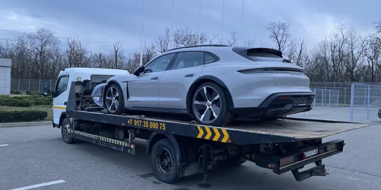 «Превратились в кирпичи»: россиянам заблокировали сотни Porsche через спутник