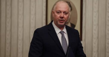 Премьер-министр Болгарии Росен Желязков ушел в отставку после массовых уличных протестов