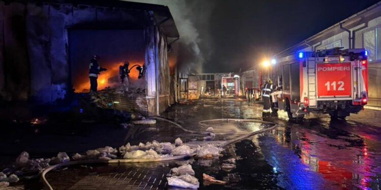 Крупный пожар на Ботанике: 70 пожарных тушили склад стройматериалов в Кишинёве