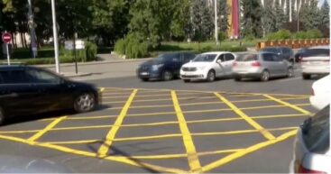 В центре столицы появилась новая жёлтая разметка для борьбы с пробками. Как её восприняли водители?