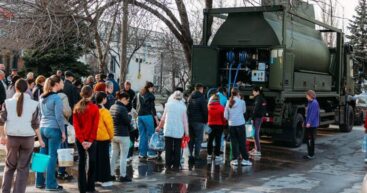 Военнослужащие бригады «Молдова» раздают воду жителям Бельц