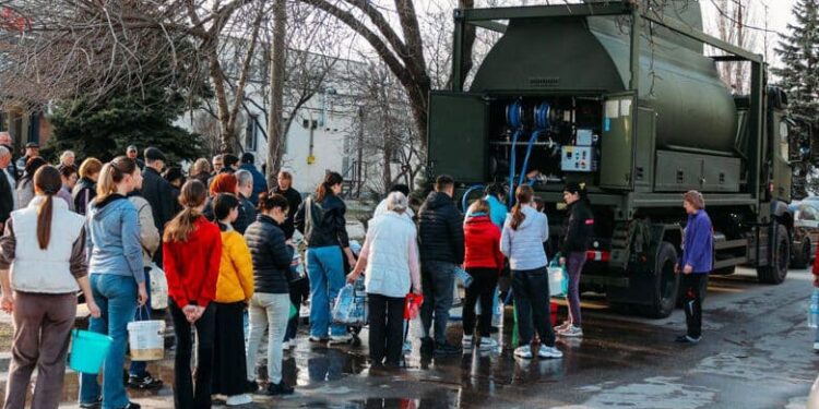 Военнослужащие бригады «Молдова» раздают воду жителям Бельц