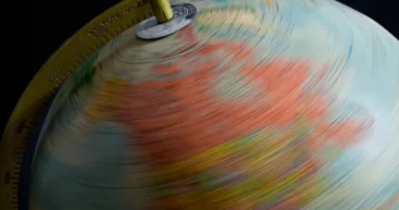 Все вокруг улетит на восток: ученые объяснили, что будет, если Земля внезапно остановится