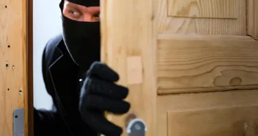В Яловенах задержан мужчина за серию краж из частных домов: выносил золото и деньги