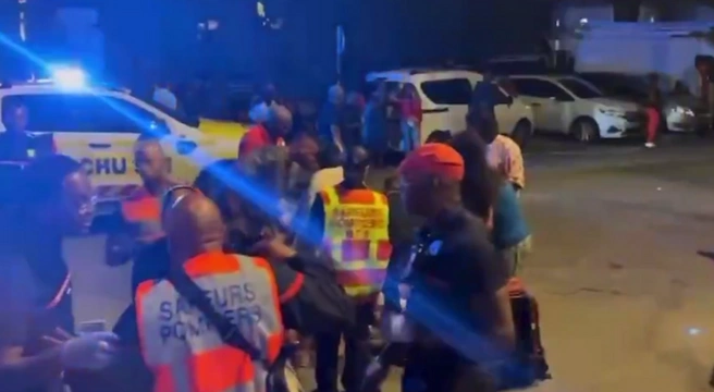 Автомобиль влетел в толпу на рождественском мероприятии во французском Сент-Анне