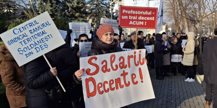 Накипело! Преподаватели выходят на протест по всей Молдове