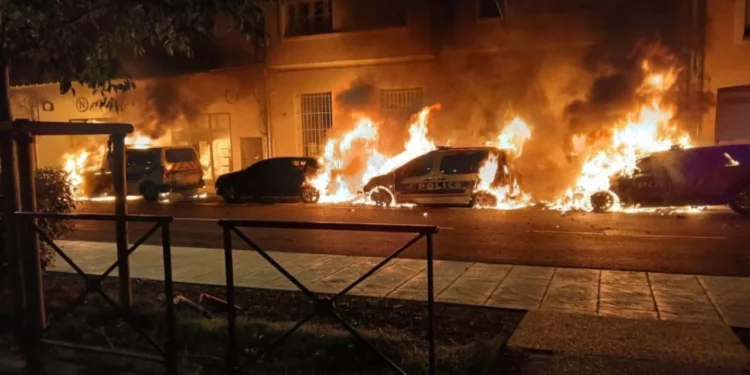 Во Франции в новогоднюю ночь сожгли более 1000 автомобилей