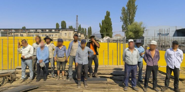 Нелегалы на стройке: 11 иностранцев выдворили из Молдовы
