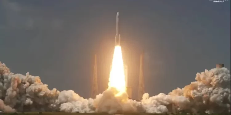 Впервые в космос полетела самая мощная ракета Европы: на борту конкуренты Starlink