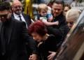 Легенду рока Оззи Осборна проводили в последний путь: тысячи фанатов вышли в центр Бирмингема