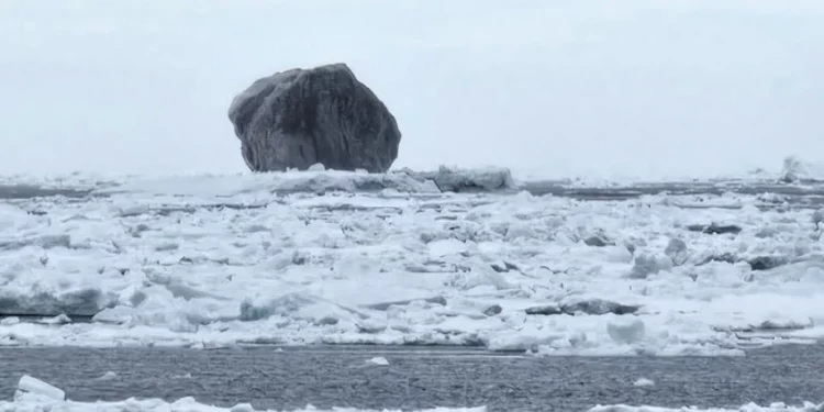Совершенно черный и в форме ромба: у берегов Канады запечатлели странный айсберг