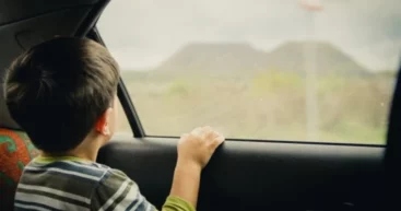 Рекомендации ГИЧС: Что делать, если ребёнок остался заблокированным в автомобиле