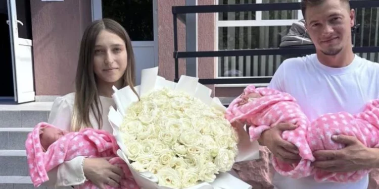 Неповторимые эмоции: 19-летняя женщина, родившая тройняшек, выписана из роддома