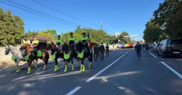 День независимости в Яловенах: марш с огромным триколором и конным патрулем