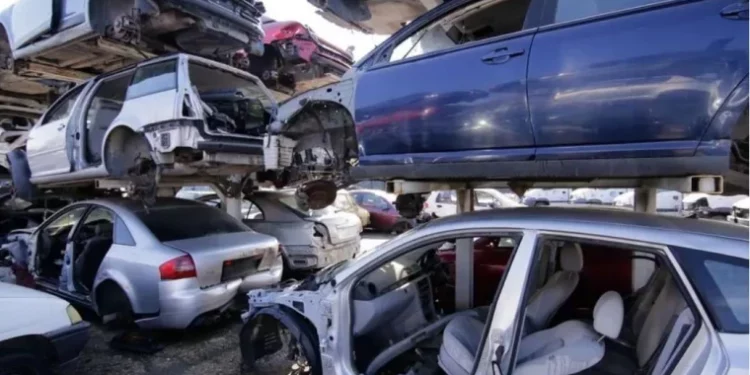 Правительство вводит более чёткие правила для утилизации отработанного масла, батарей и автохлама