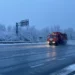 Дорожные бригады дежурят на трассах в нескольких районах страны
