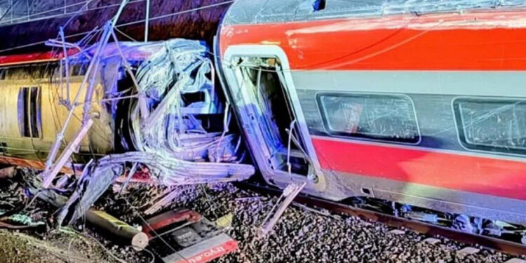 В Испании при сходе с рельсов двух скоростных поездов погибли свыше 20 человек