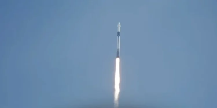 Компания Илона Маска отправила на космическую станцию бактерии, вызывающие болезни