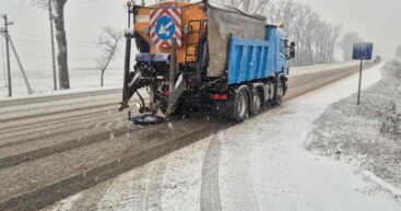 Движение по национальным трассам осуществляется в зимних условиях. Дорожники работали всю ночь
