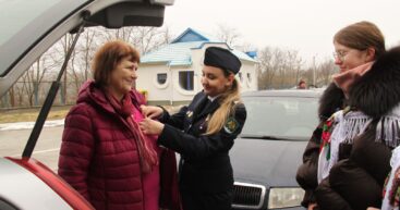 Пограничная полиция вручала гражданам на КПП мэрцишоры