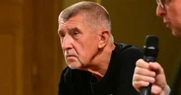 Чтобы не возвращался к власти: в Чехии экс-премьер получил по голове на предвыборном митинге