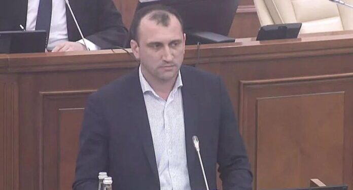 Руководитель Службы по борьбе с отмыванием денег владеет 17 зданиями и 30 земельными участками