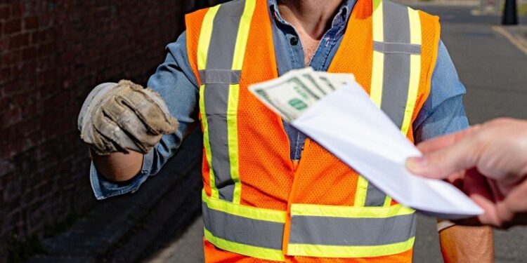 Тревожная ситуация в строительстве: более половины работников трудятся нелегально