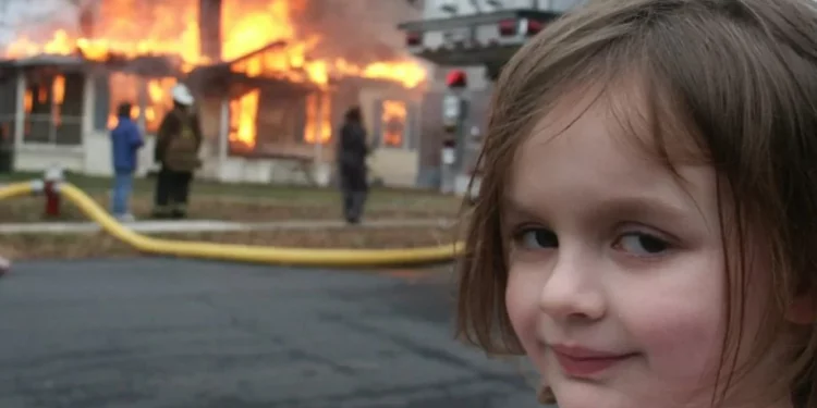 Почему люди любят наблюдать за катастрофами и скандалами: это началось еще 25 млн лет назад