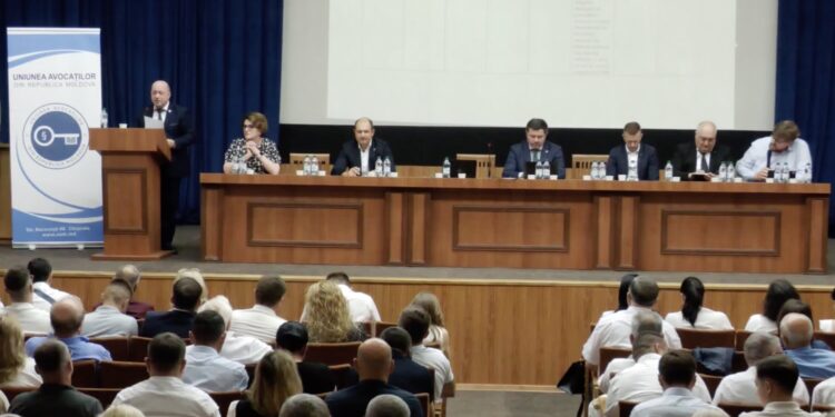 Конгресс союза адвокатов Молдовы абсолютным большинством голосов утвердил продолжение забастовки