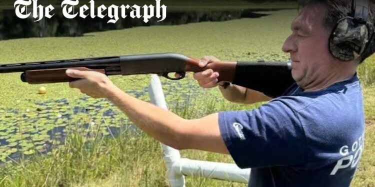 Британца арестовали после фото с ружьём в США — дело вызвало споры о свободе слова и Большом брате