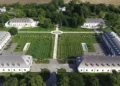С бассейном и зебрами: поместье Орбана стоимостью 30 млн евро, которое он называет «фермой» отца, сняли с дрона
