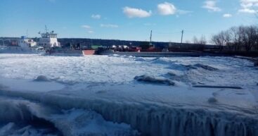Движение парома в Моловате нарушено из-за льда на реке Днестр