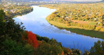 Нефтяные пятна на Днестре пытаются убрать специальными фильтрами