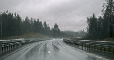 Национальная полиция: осторожно, на дорогах мокро и скользко, видимость плохая